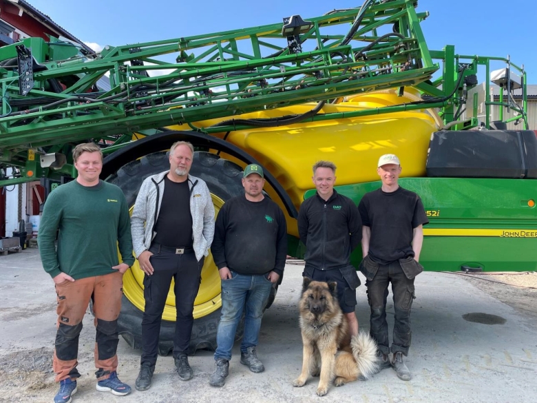 Gruppebilde foran John Deere 952i åkersprøyte